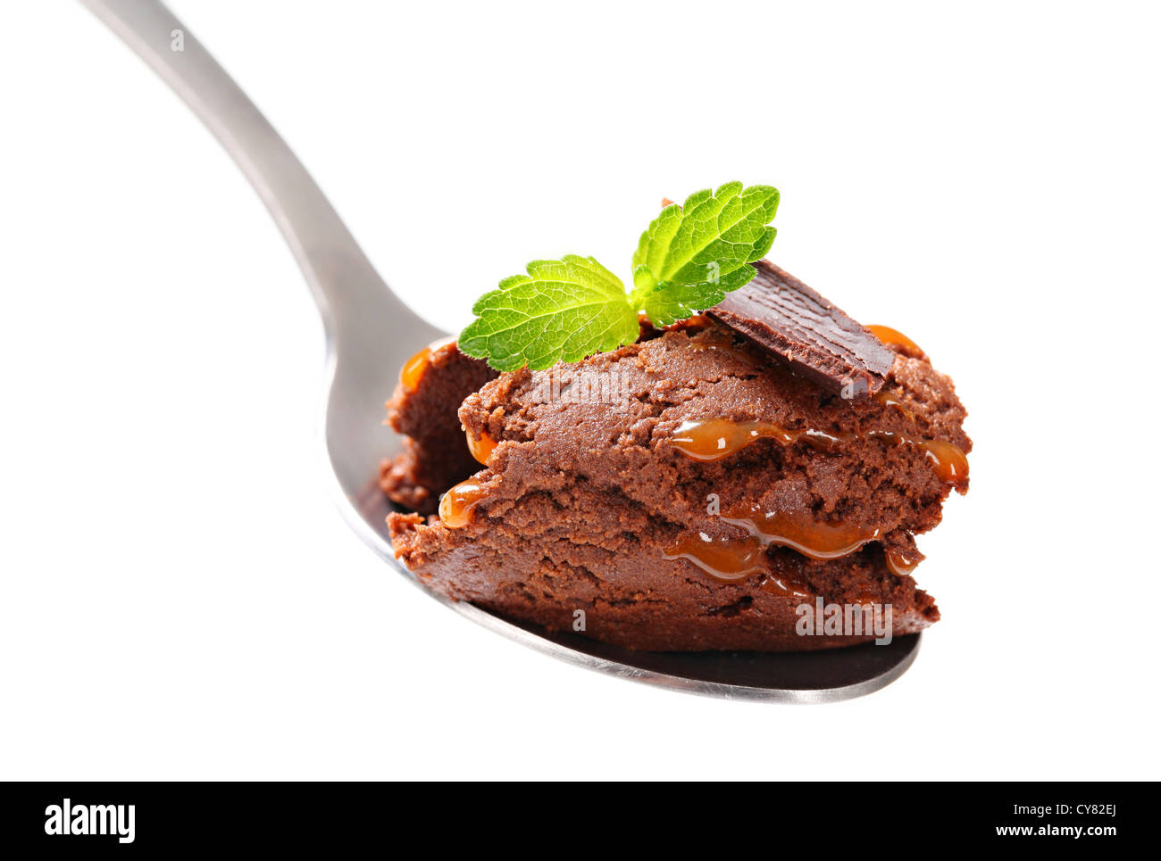 Salsa al cioccolato brownie gelato sul cucchiaio Foto Stock