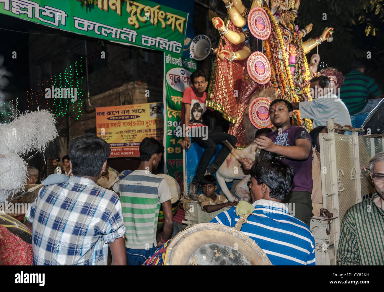 Cerimonia di immersione e processione associato con il festival di adorare la dea Durga, viaggi, il Bengala, Foto Stock