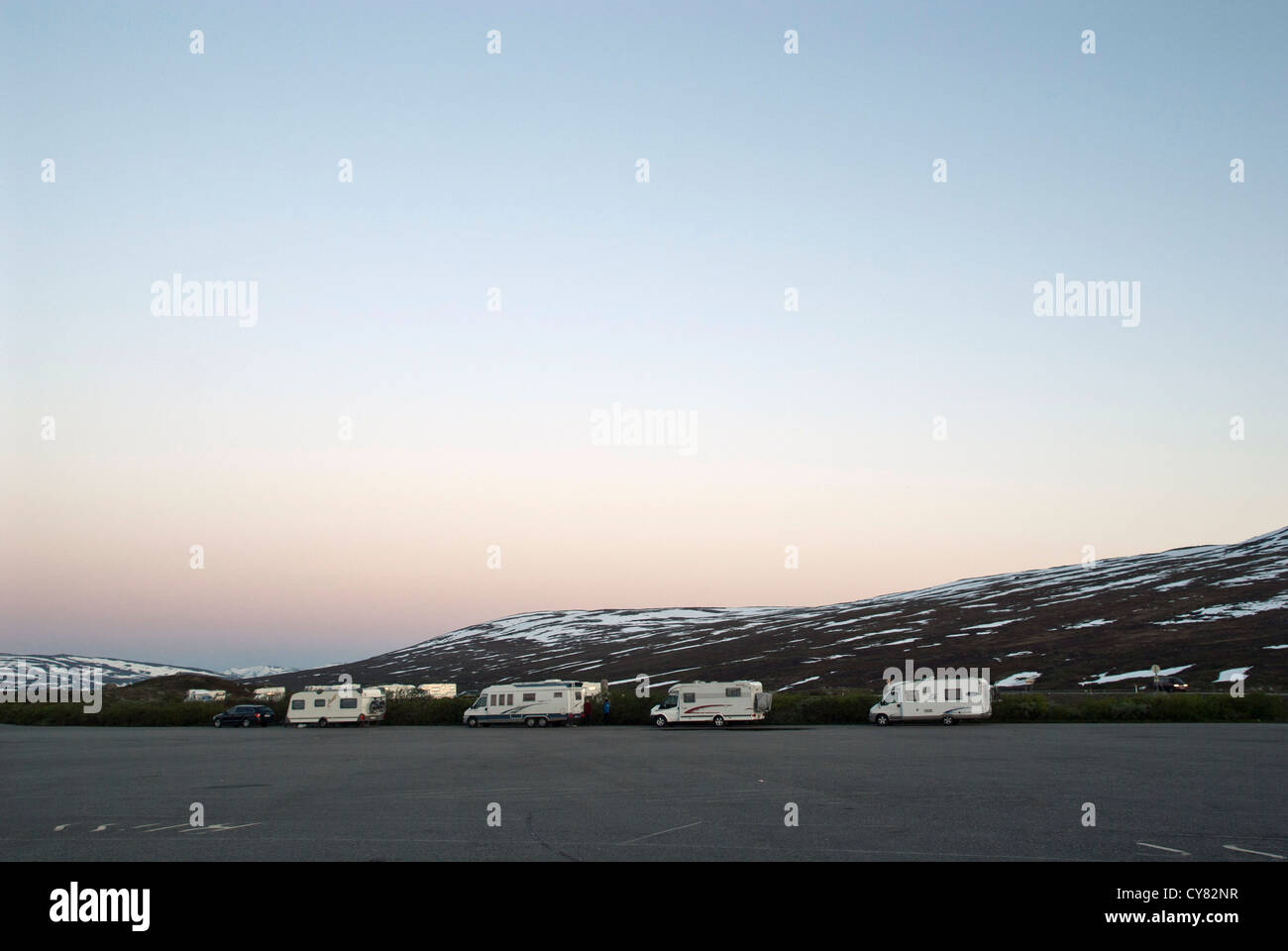 Camper auto in un parcheggio auto su un cerchio polare in Norvegia. Foto Stock