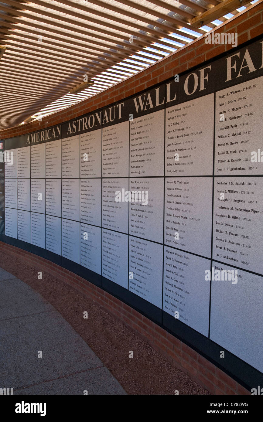 Parete commemorativa elencando i nomi di noi gli astronauti dalla missione, Visitor Center Meteor Crater, vicino a Winslow, Arizona Foto Stock