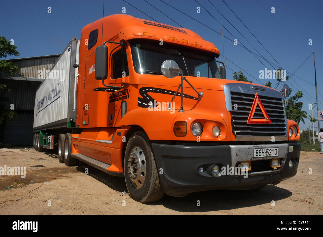 Trasporto merci vietnamita liner semi carrello parcheggiato sulla strada statale 279 Tay Trang Vietnam del nord Foto Stock