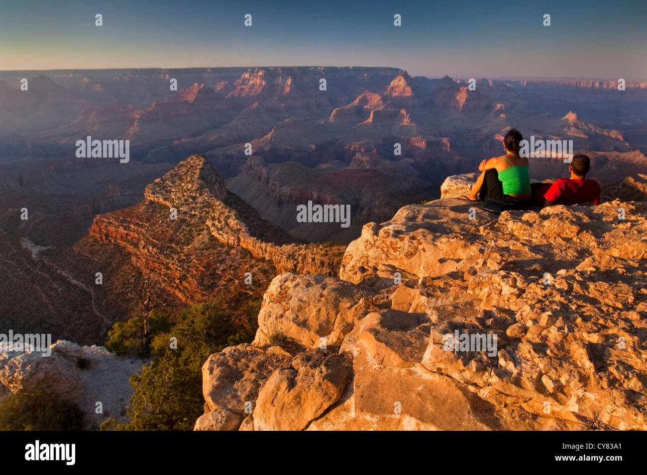 Turista giovane e guardare il tramonto da Grandview Point, South Rim, il Parco Nazionale del Grand Canyon, Arizona Foto Stock