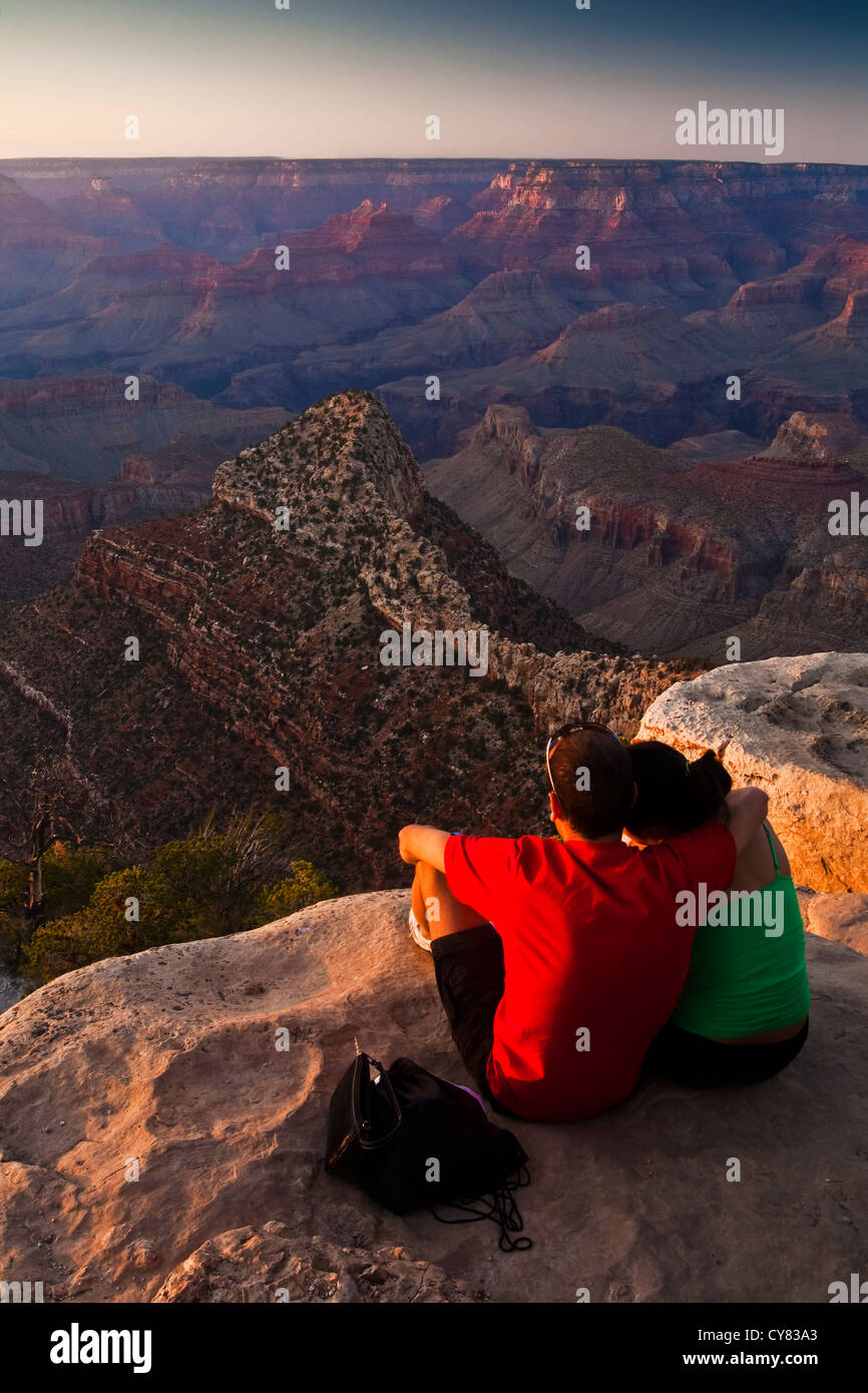 Turista giovane e guardare il tramonto da Grandview Point, South Rim, il Parco Nazionale del Grand Canyon, Arizona Foto Stock