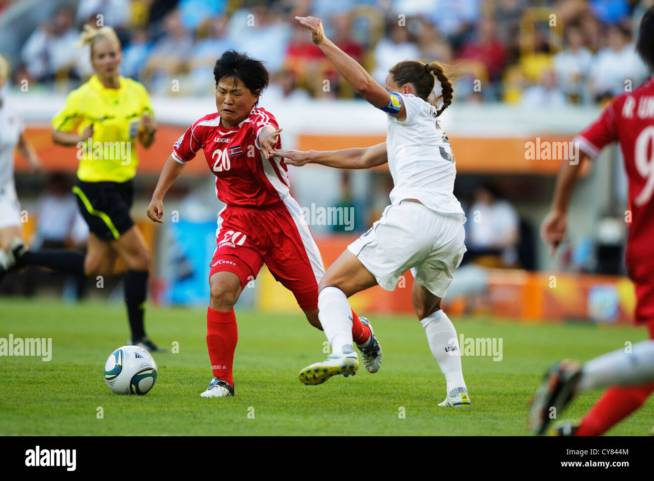 Song Hwa Kwon della Corea del Nord (L) comanda la sfera contro Christie Rampone del USA (R) durante il 2011 World Cup Match. Foto Stock