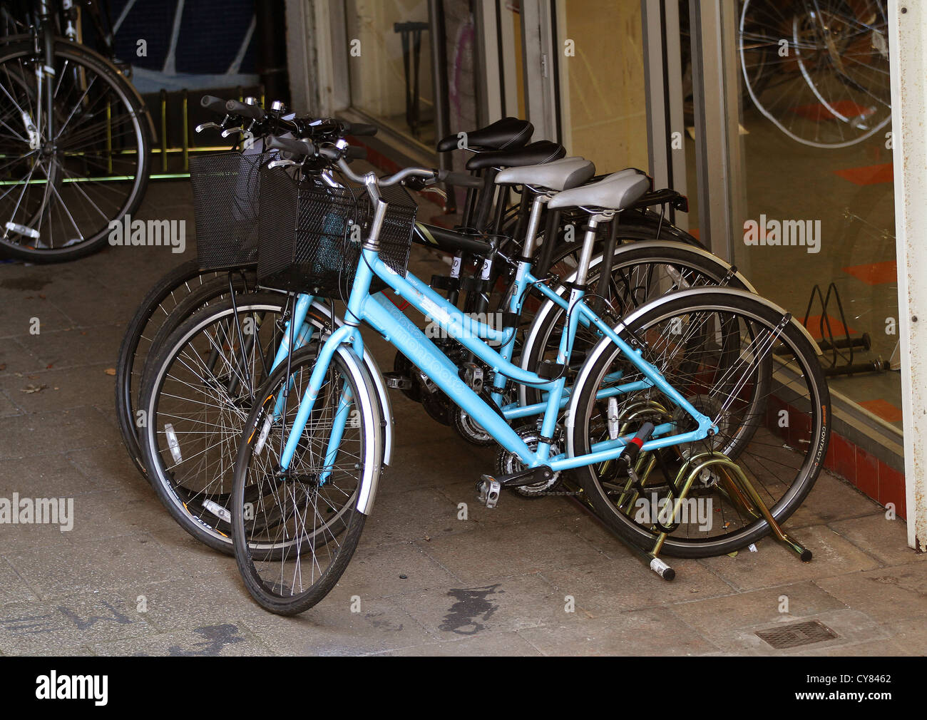 Blue biciclette a noleggio nel centro città di Bristol Foto Stock