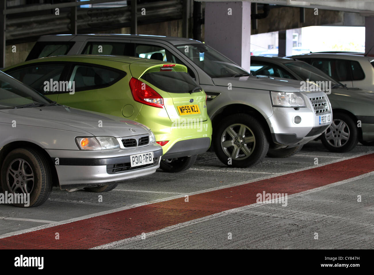 Auto parcheggiate in un calcestruzzo parcheggio nel centro di Bristol, Ottobre 2012 Foto Stock