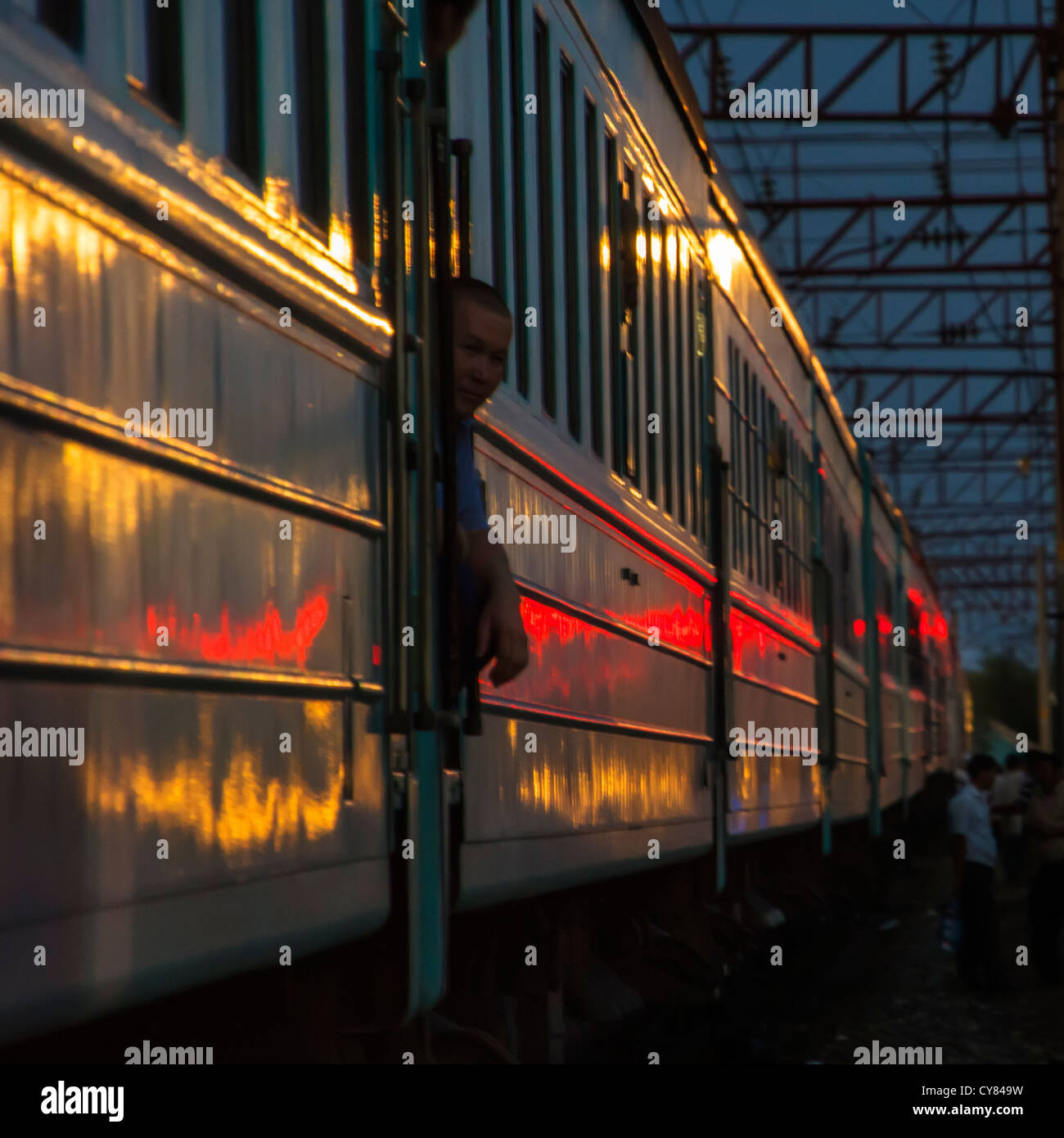 Viaggio in treno Uzbekistan rotaia di arresto di notte Foto Stock