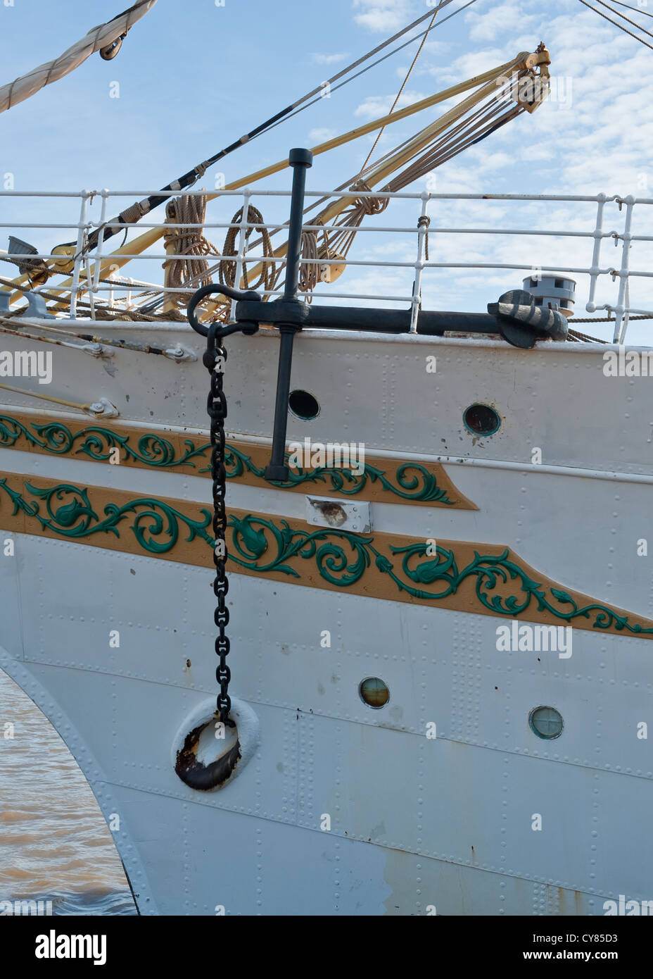 Elemento di ancoraggio sulla prua di una nave alti Foto Stock