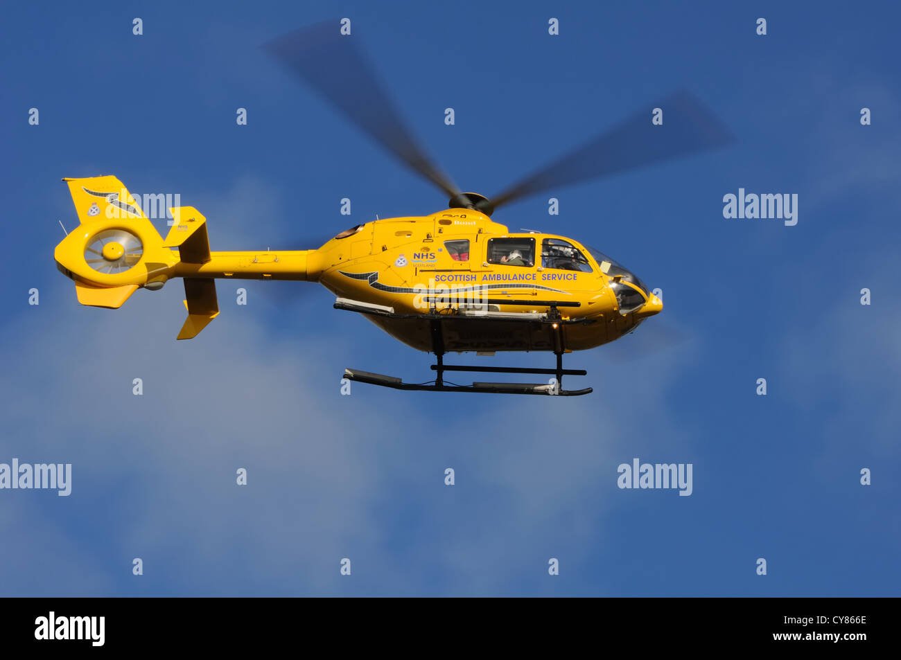 Scottish servizio ambulanza elicottero in Glasgow. Eurocopter EC 135 G-SASA Helimed '5' Foto Stock