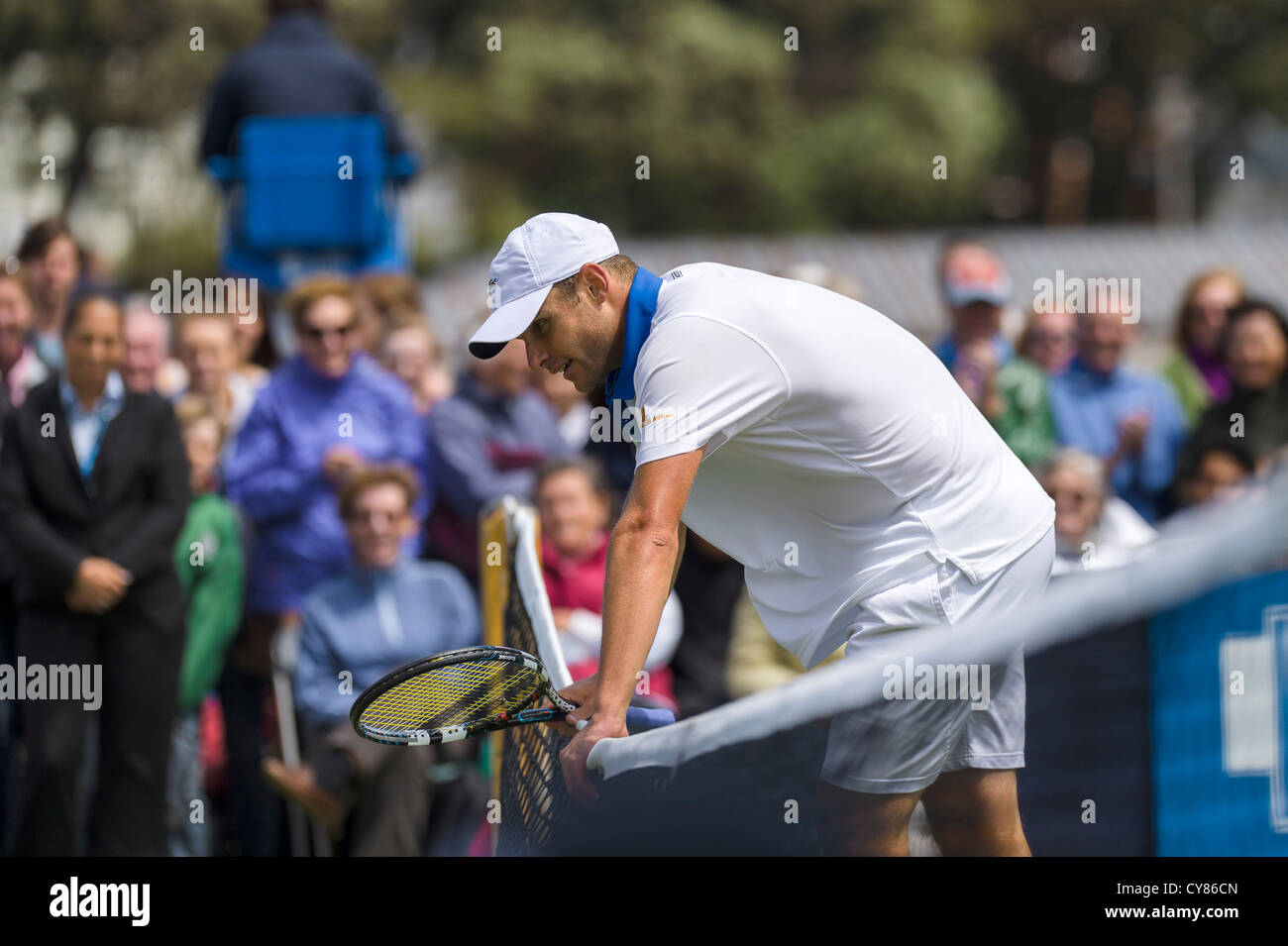 AEGON International 2012. Andy Roddick contestando la linea chiamata durante il match contro Fabio Fognini d'Italia. Foto Stock