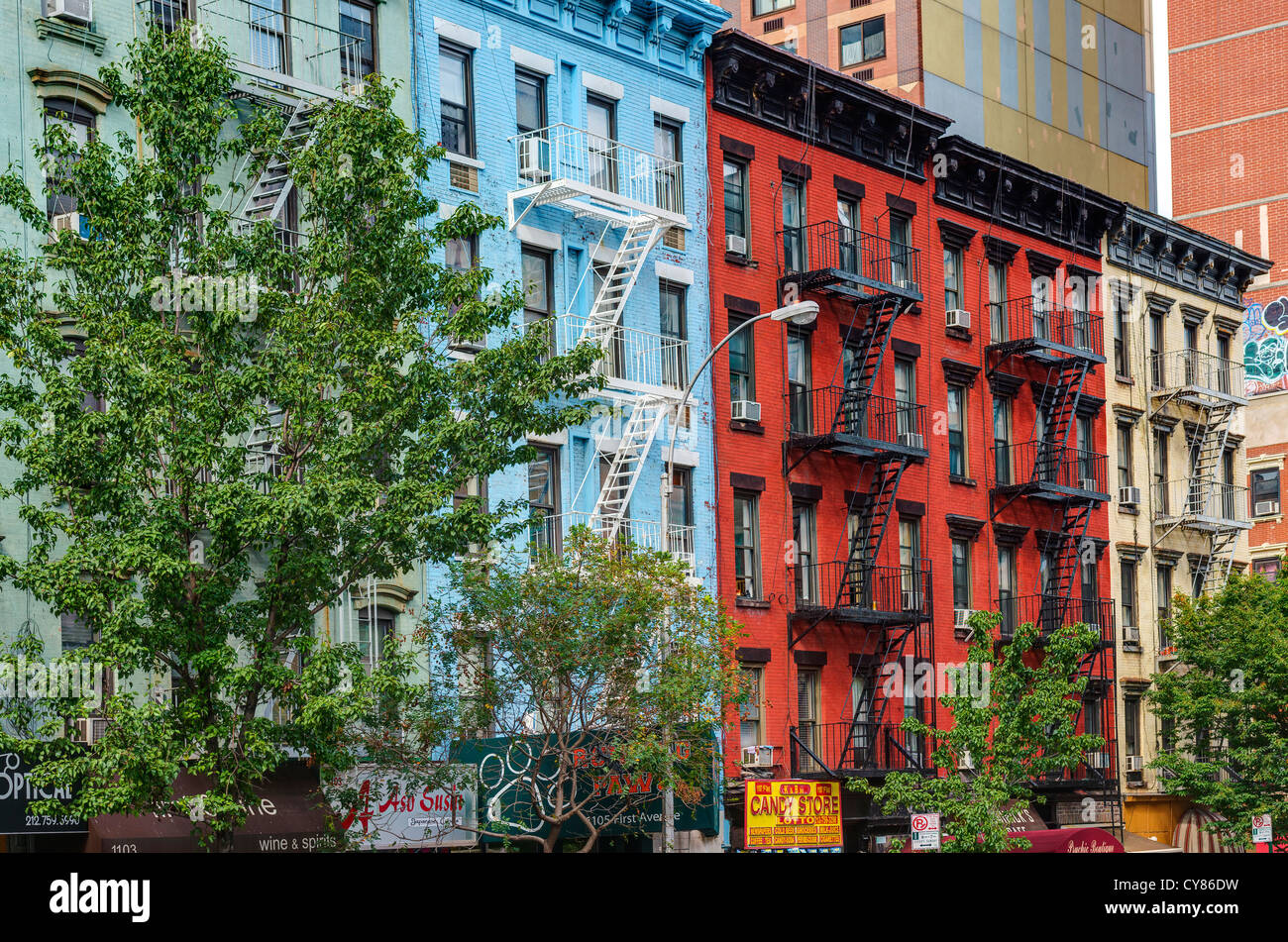 Fila di blocchi di appartamenti con il classico New York City Fire sfugge a Manhattan STATI UNITI D'AMERICA. Foto Stock