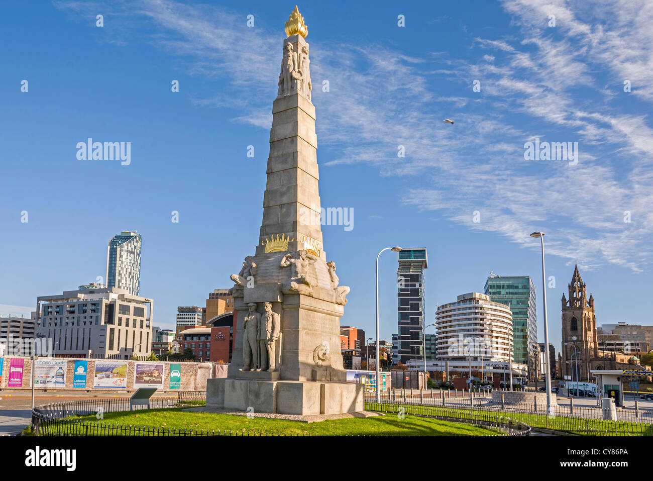 La marina mercantile ingegneri un monumento a Liverpool pierhead. È comunemente noto come il Titanic memorial. Foto Stock