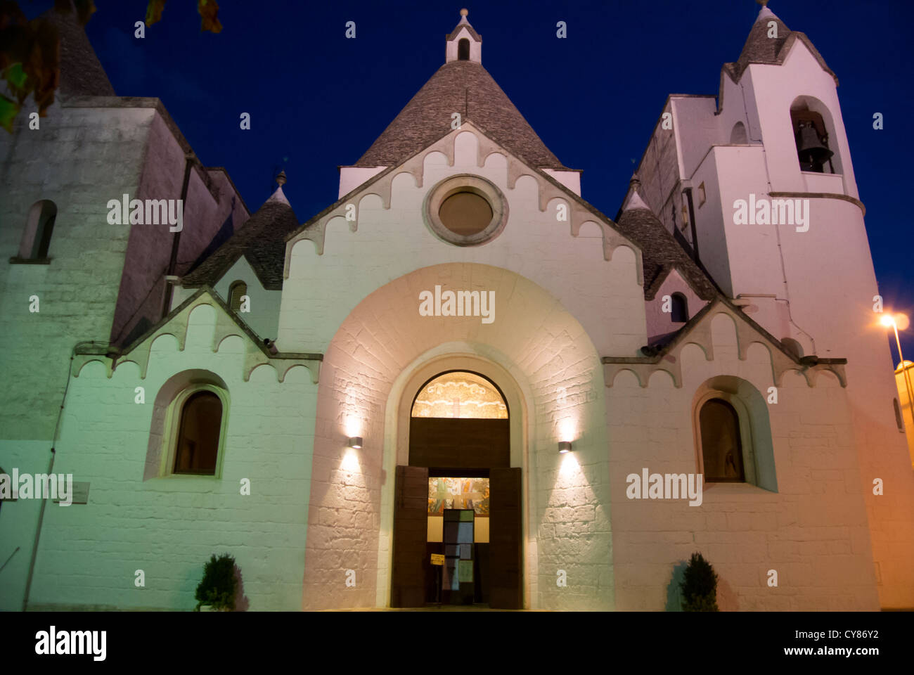 Alberobello, Italia, Europa, chiesa di S.Antonio in stile trulli Foto Stock