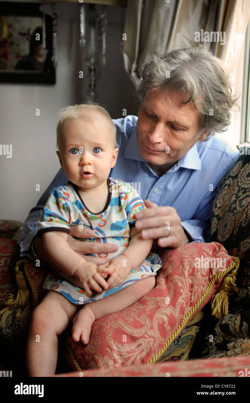 Un centro di età padre con il suo neonato REGNO UNITO Foto Stock