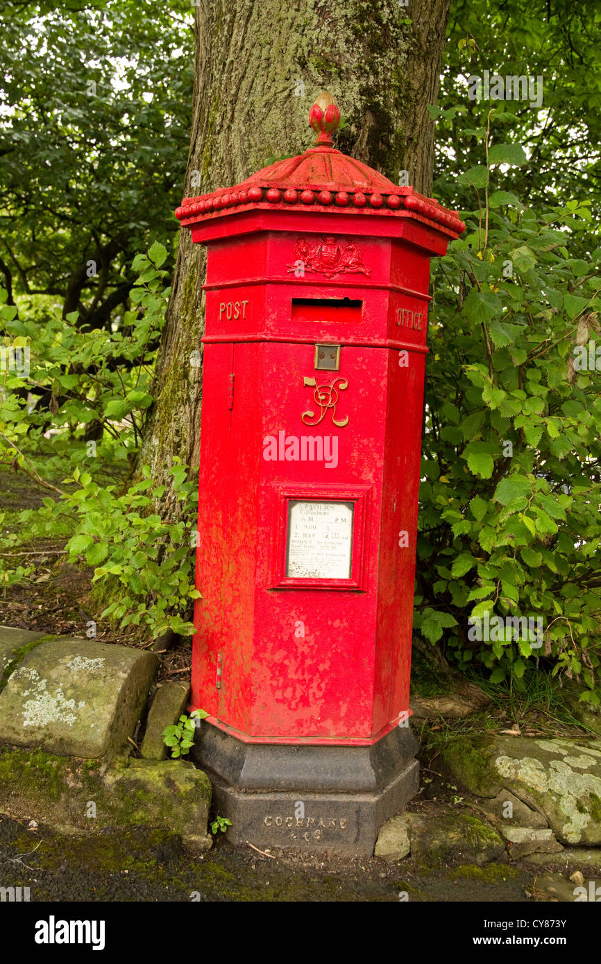 Un rosso brillante pilastro-letter box si erge come un promemoria storico dell'epoca vittoriana Foto Stock