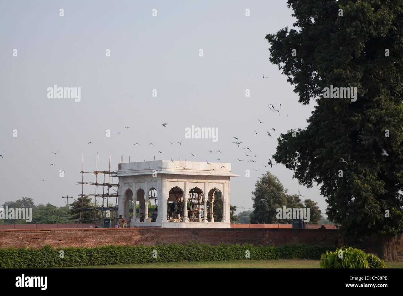 Pavilion sotto lavori di restauro nel complesso del Forte Rosso - Delhi, India Foto Stock