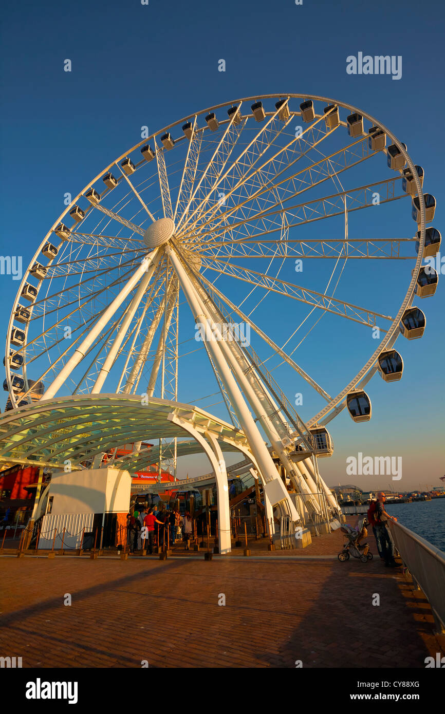 WA07709-00...WASHINGTON - la grande ruota lungo il Seattle Waterfront area su Elliot Bay. Foto Stock