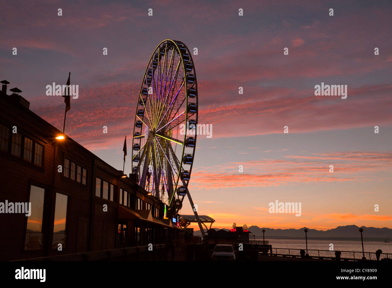 WA07730-00...WASHINGTON - la grande ruota al tramonto lungo la Seattle Waterfront area su Elliot Bay. Foto Stock