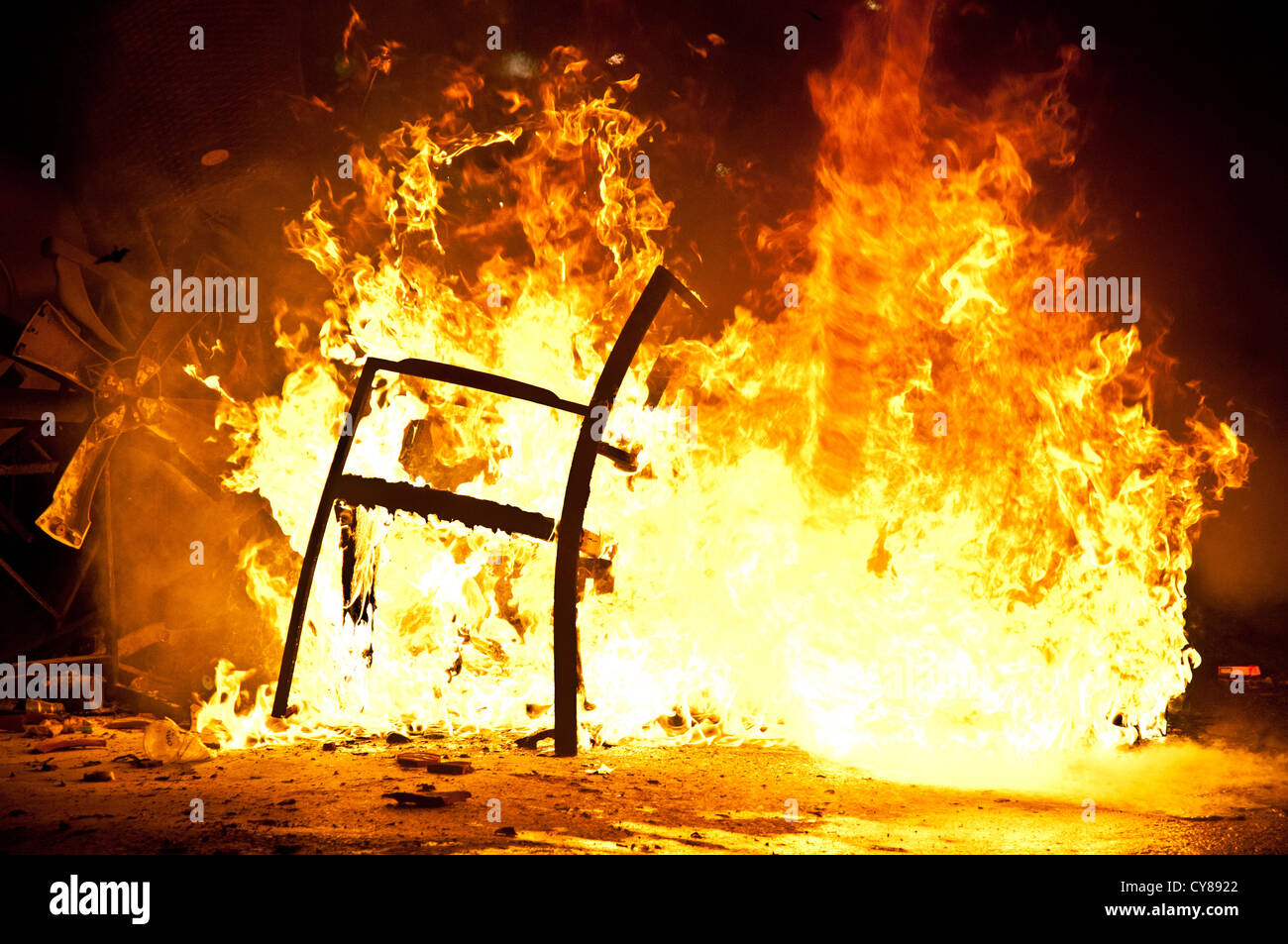 Durante scontri in piazza Syntagma manifestanti hanno fatto i blocchi stradali con il fuoco cercando di impedire la polizia da prossimi a chiudere. Foto Stock