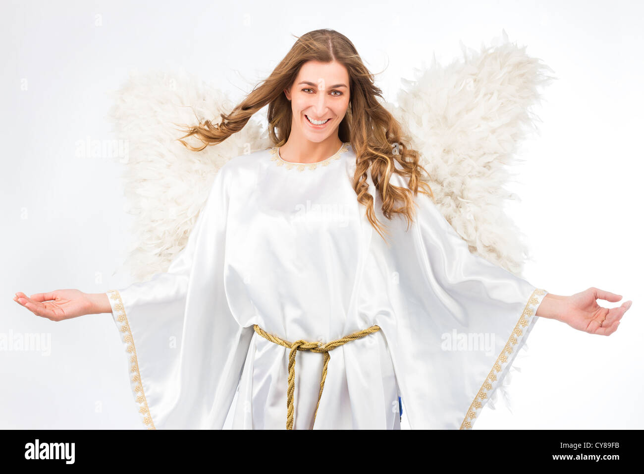 Donna in costume di angelo con artificiale ali di piume isolati su sfondo bianco di spiritualità sogni di purezza della religione Foto Stock