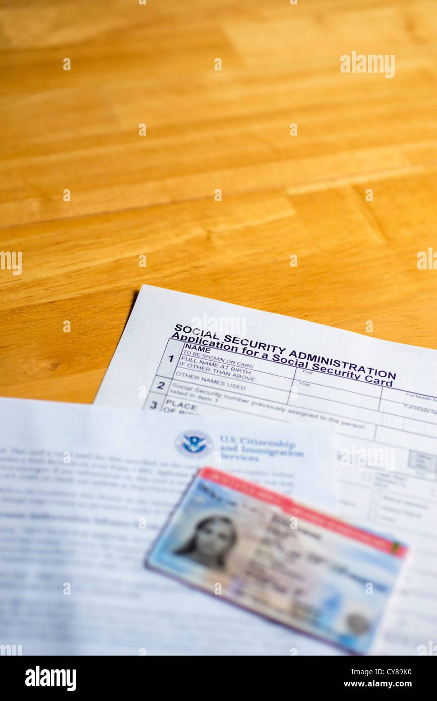 USCIS EAD Card e notifica di approvazione al di sopra del numero di previdenza sociale sotto forma di applicazione Foto Stock