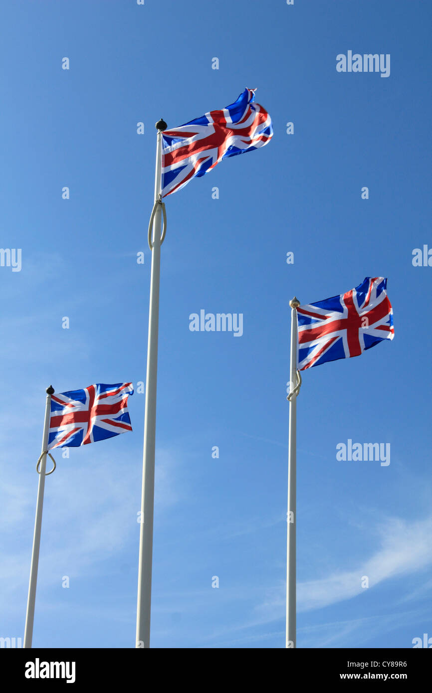 Tre Union Jack sventolano le bandiere in forte vento. Worthing, West Sussex, in Inghilterra, Regno Unito Foto Stock