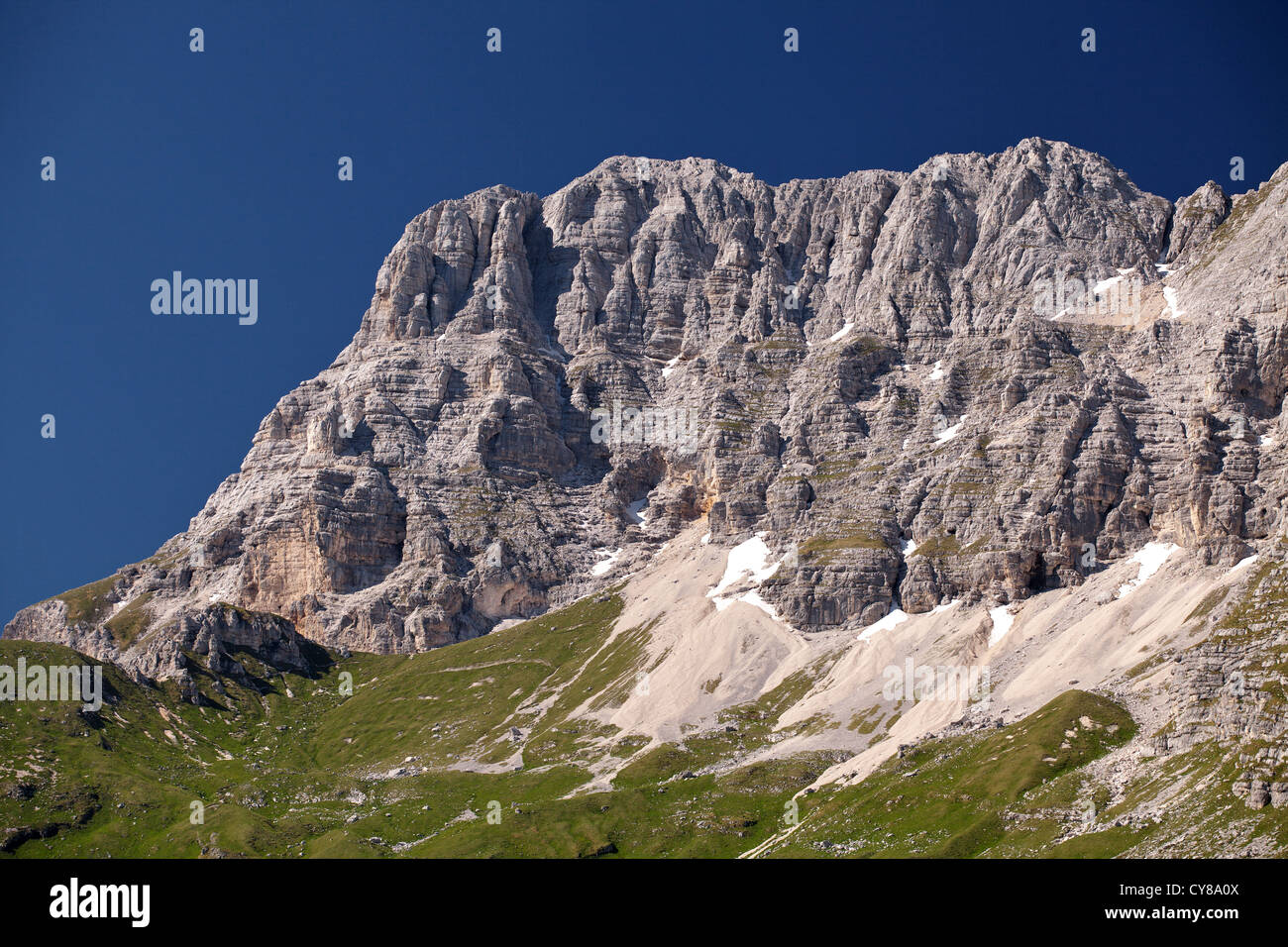 Vista estiva della montagna più alta delle Alpi Giulie occidentali Montaz. Foto Stock