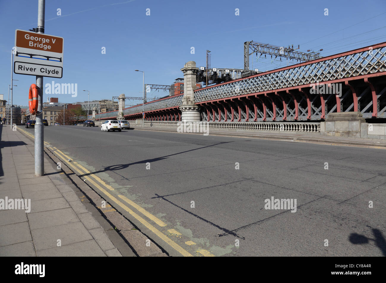 George V ponte sul fiume Clyde con Stazione Centrale ponte dietro, Commerce Street, Glasgow, Scotland Regno Unito Foto Stock