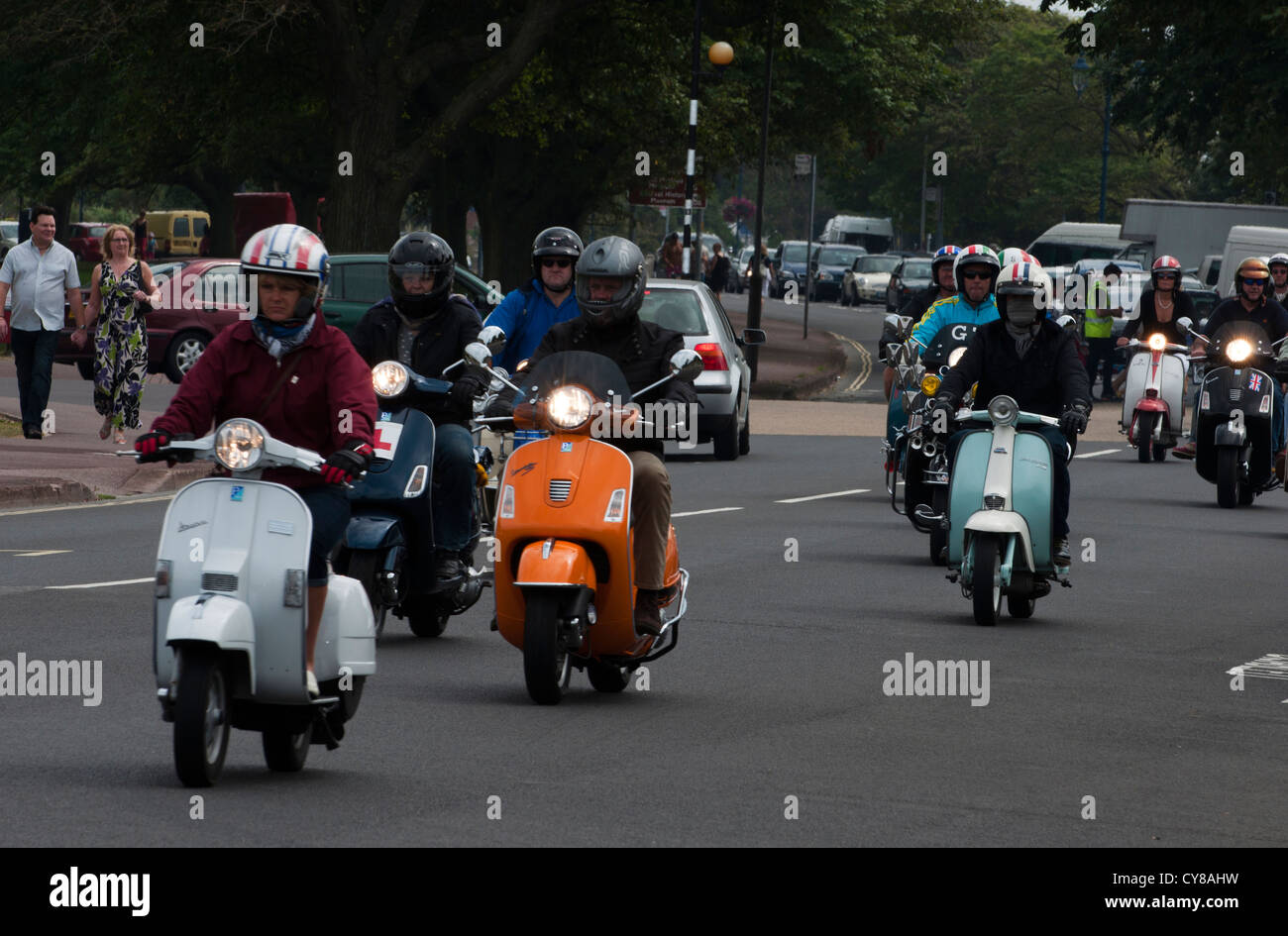 Scooters discendere su di Southsea, Portsmouth, a partecipare alla baldoria in eventi tutto il giorno immagine presa 12 Agosto 2012 Foto Stock