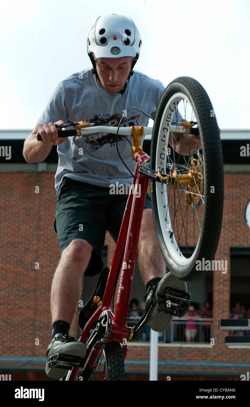 A gravità zero acrobazie anche in mountain bike al Gunwharf Quays, Portsmouth. Immagine presa 12 Agosto Foto Stock