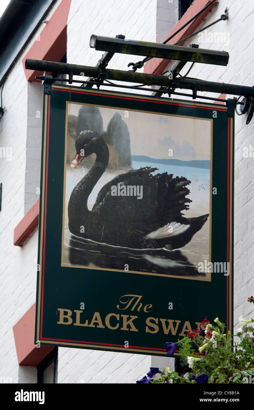 La Black Swan pub segno, Rugby, Warwickshire, Regno Unito Foto Stock