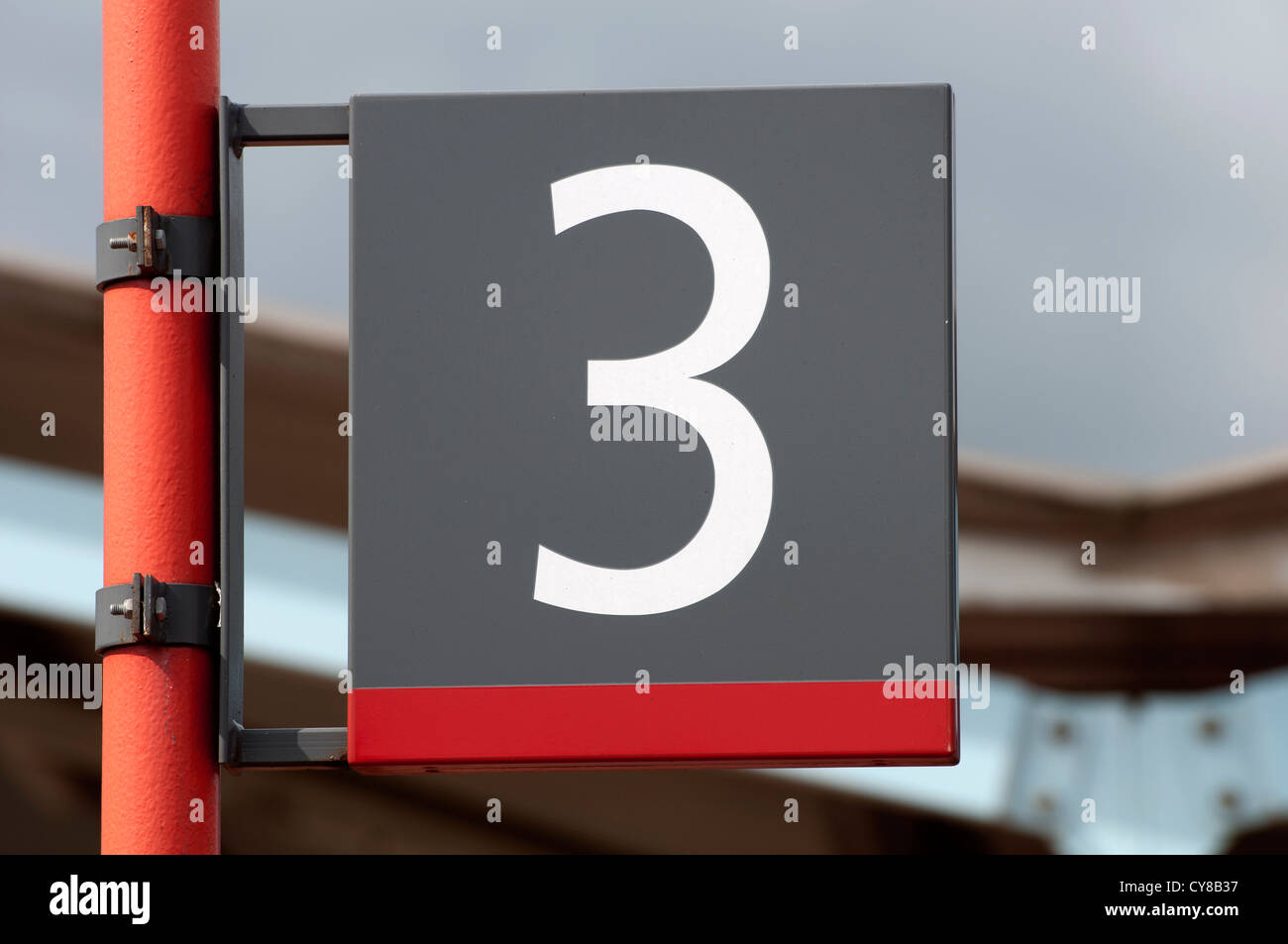 Piattaforma 3 segno sulla stazione ferroviaria Foto Stock