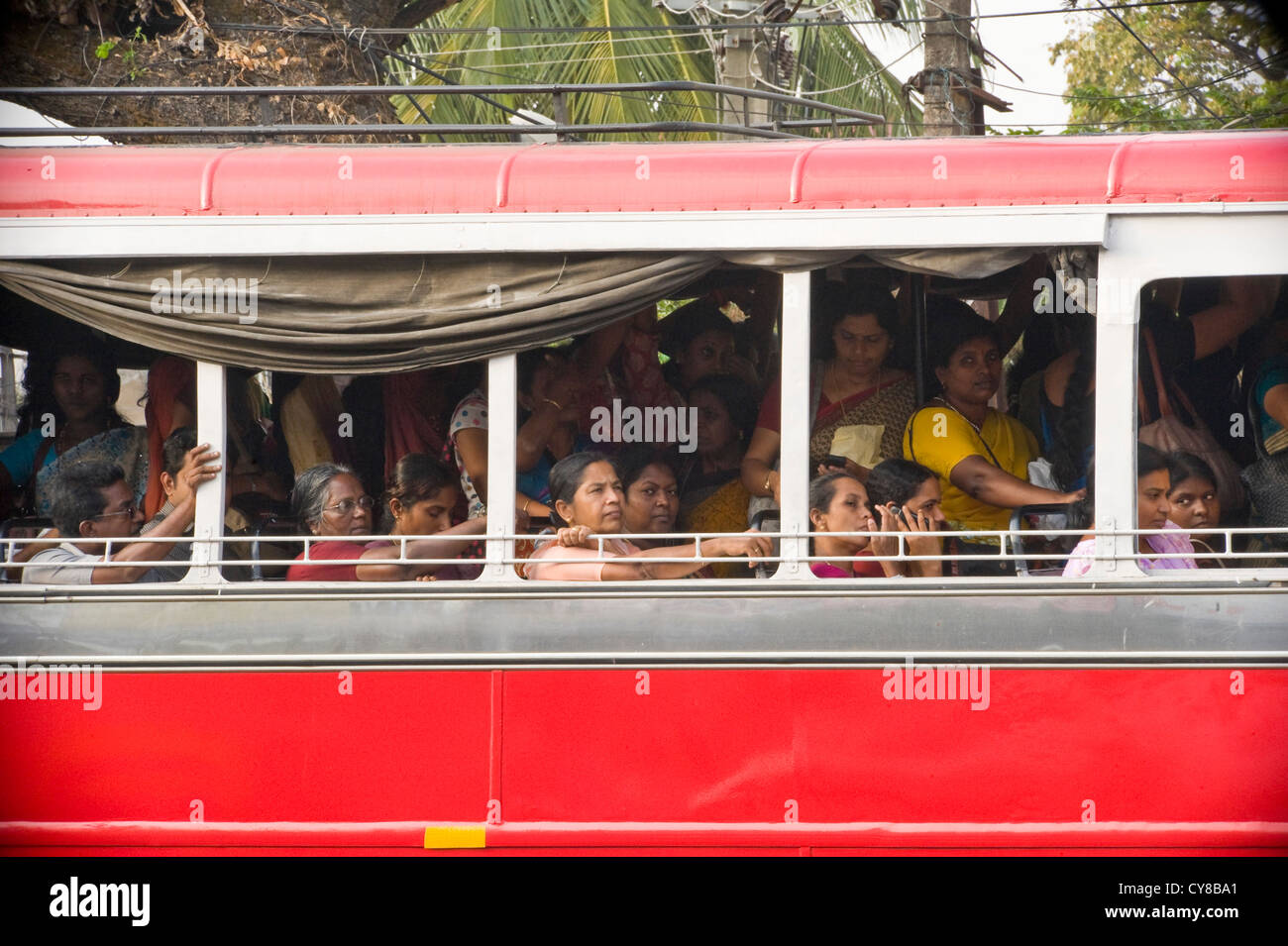 Vista orizzontale di un occupato bus locale con passeggeri stipati in durante le ore di punta. Foto Stock