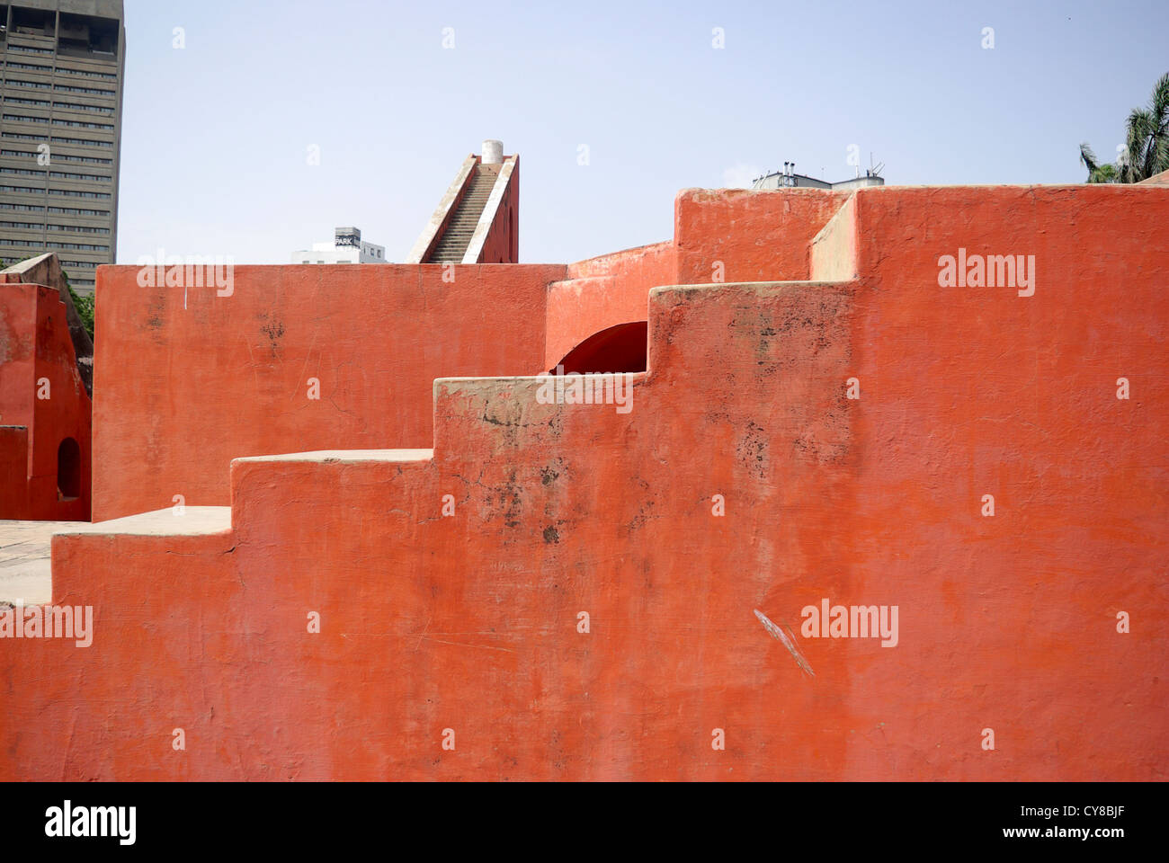 Strumenti astronomici a Jantar Mantar a New Delhi, Delhi, India costruito nel 1724 Foto Stock