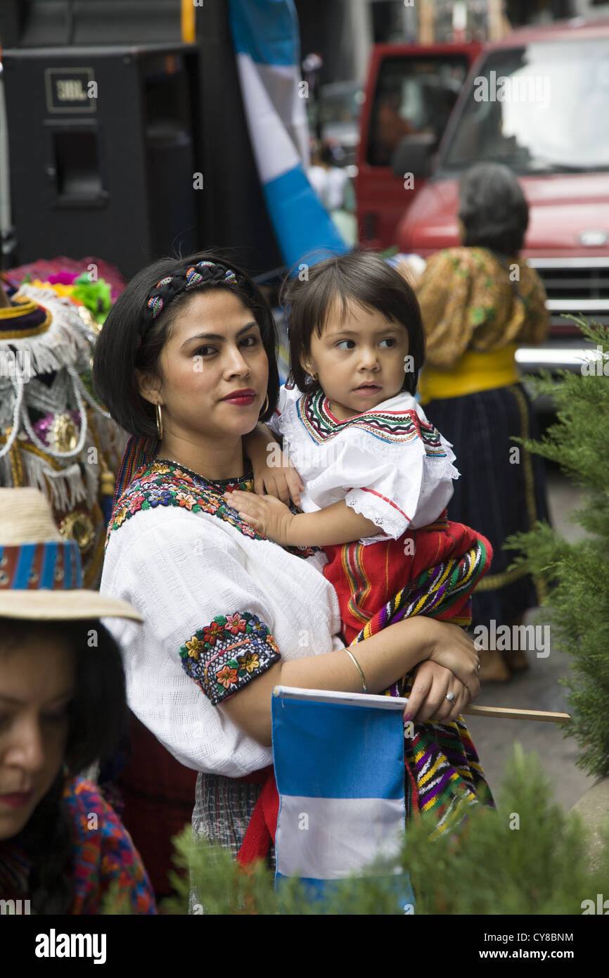 Giornata Ispanica Parade, New York City. La donna nel tradizionale folk guatemalteco abito con bambino. Foto Stock