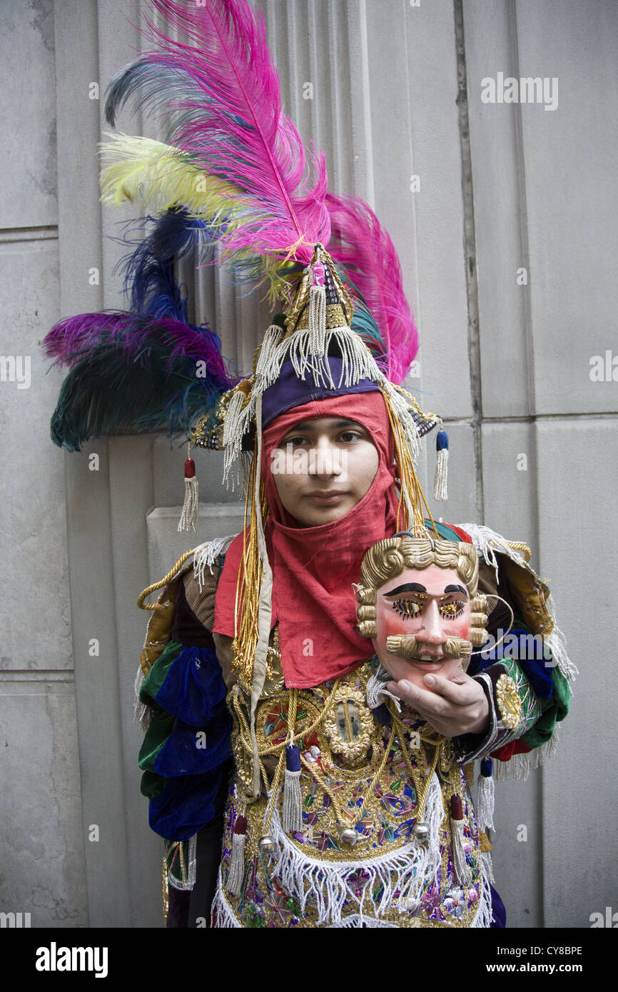 Giornata Ispanica Parade, New York City. Uomo con maschera e costume che rappresenta il Messico. Foto Stock