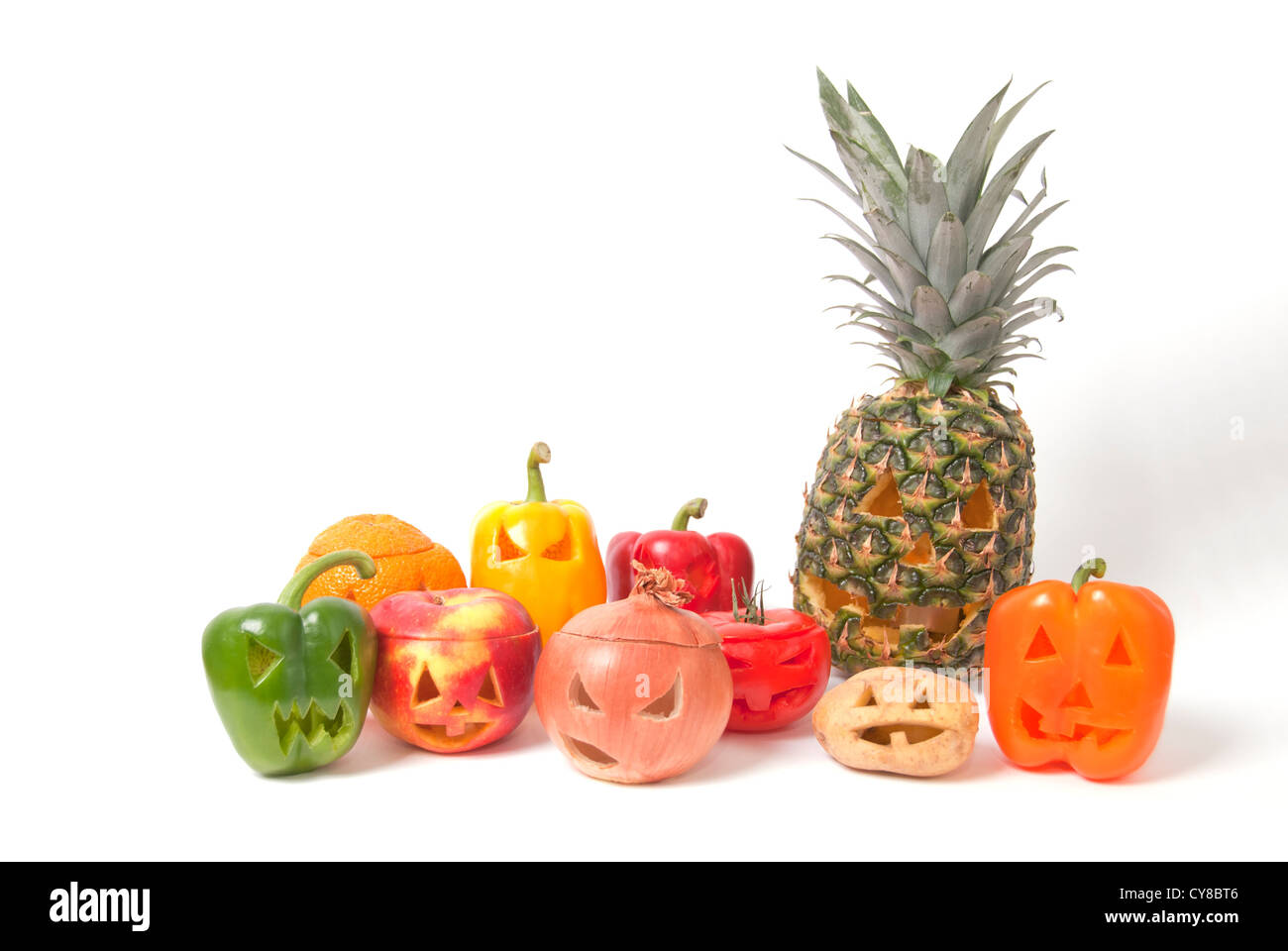 Halloween volti scolpiti nella frutta e verdura al posto della zucca formando un apposito jack o lanterne. Foto Stock