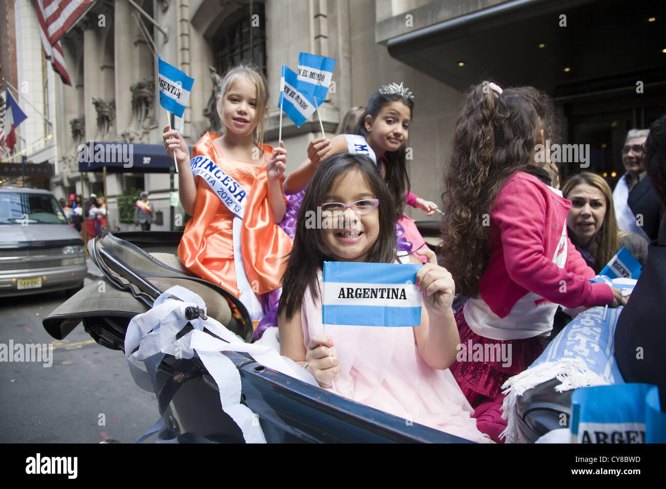 Giornata Ispanica Parade, New York City. Giovani principesse di equitazione in un antico Auto Rappresentanza Argentina. Foto Stock