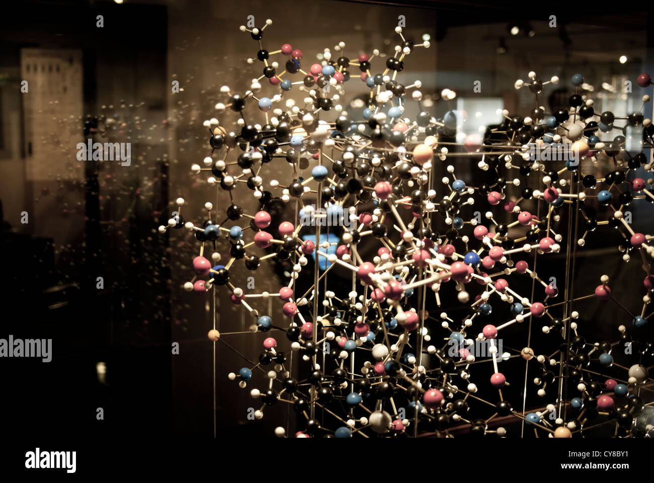 Sfera e stick modello molecolare della struttura cristallina della vitamina B12 risolto da Dorothy Hodgkin. Museo della Scienza di Londra. Foto Stock