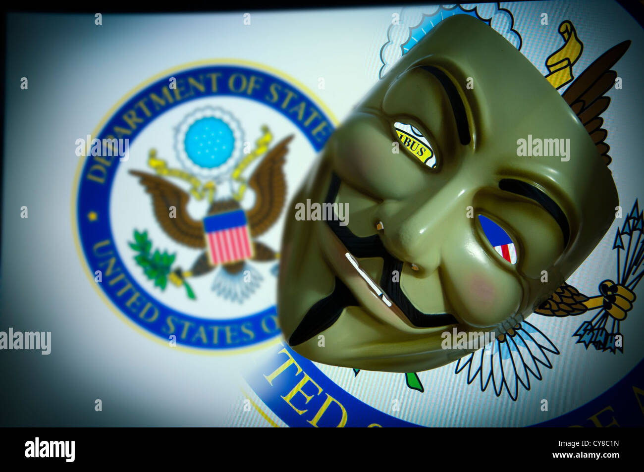 Dipartimento di Stato Usa logo su schermo con Guy Fawkes Vendetta v maschera anonimo Foto Stock