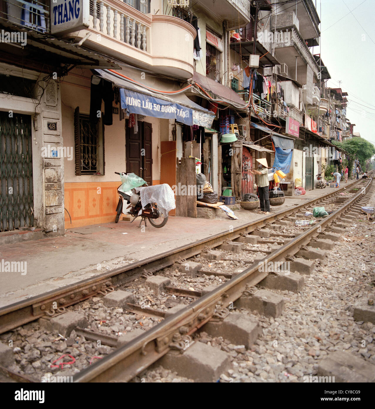 La vita accanto ai binari del treno nella città vecchia di Hanoi nel Vietnam in estremo oriente Asia sudorientale. baraccopoli rotaia ferroviaria urbana di povertà reportage di viaggio dello stile di vita Foto Stock