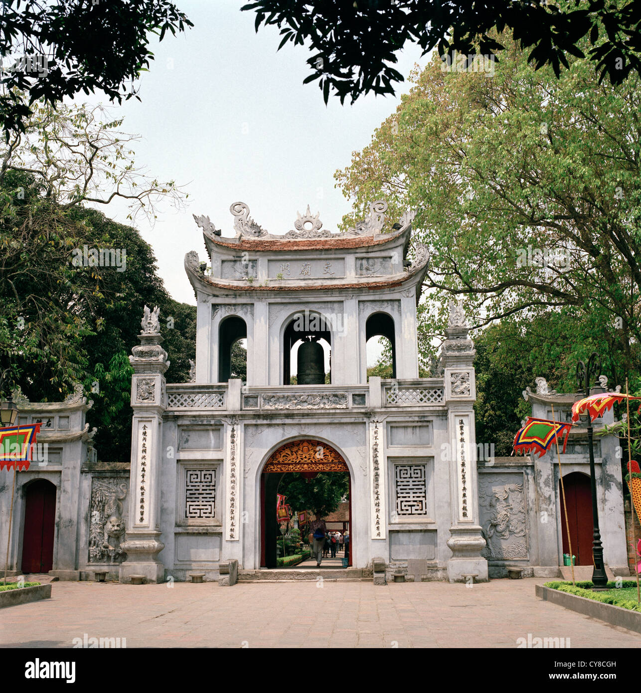 Tempio della Letteratura ad Hanoi nel Vietnam in estremo oriente Asia sudorientale. gate cronologia storica architettura vietnamita stile pagoda viaggio in Asia Foto Stock