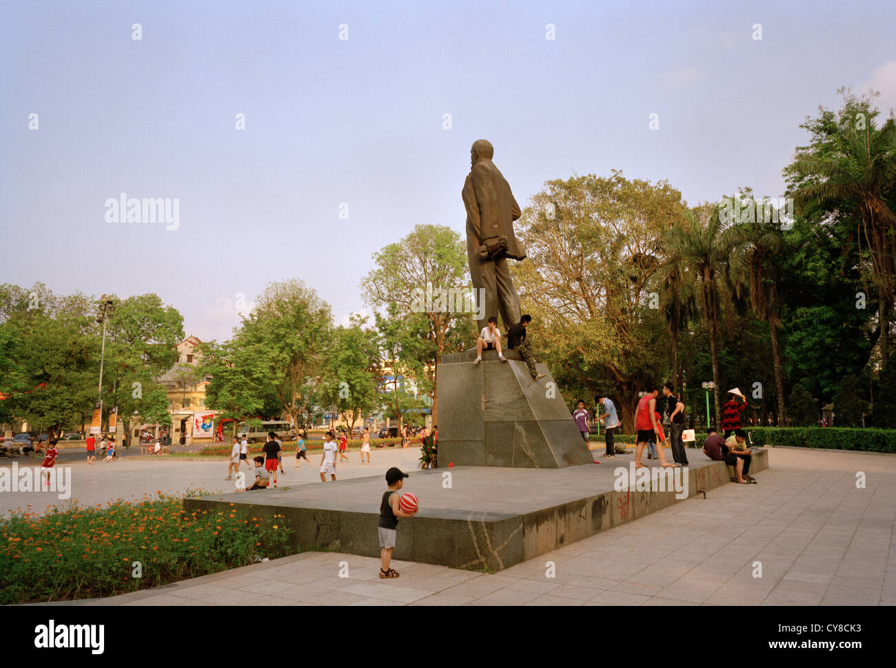 Statua di Vladimir Lenin nel parco lenin ad Hanoi nel Vietnam in estremo oriente Asia sudorientale. comunista comunismo stile di vita vita storia cultura storica Foto Stock