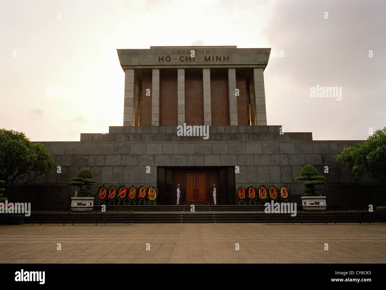 Mausoleo di Ho chi minh guardia d'onore in ba dinh square a hanoi in Vietnam in estremo oriente Asia sudorientale. storia onore ispirazione storico viaggio Foto Stock