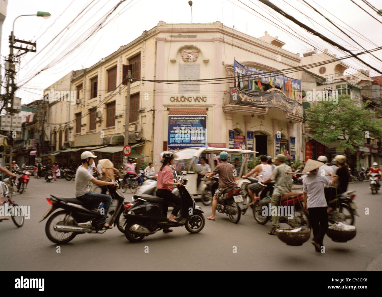 Caotica vita di strada il traffico nella città vecchia di Hanoi nel Vietnam in estremo oriente Asia sudorientale. trasporto di scena lo stile di vita delle persone trimestre muoversi in città Foto Stock