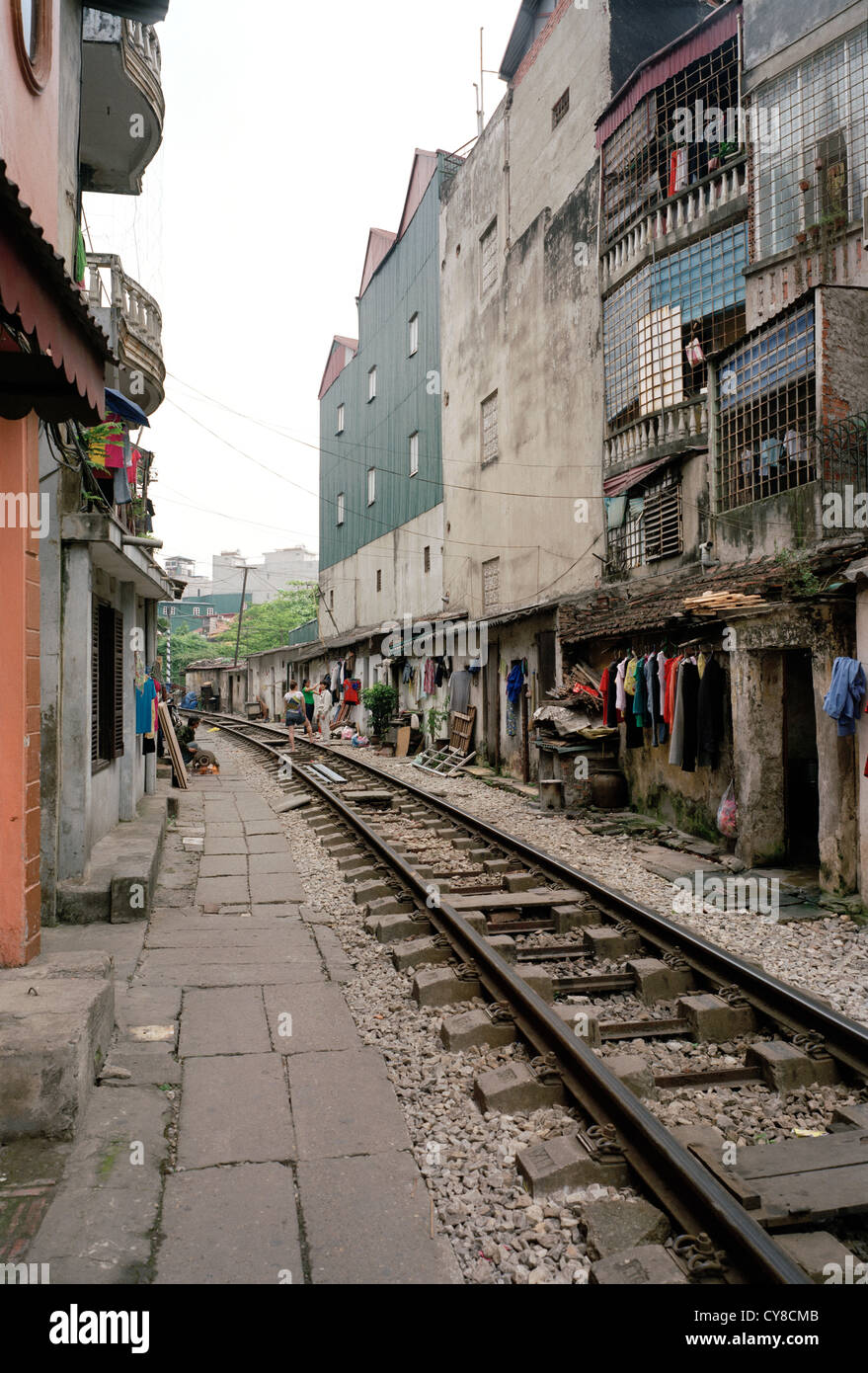 La vita accanto ai binari del treno nella città vecchia di Hanoi nel Vietnam in estremo oriente Asia sudorientale. baraccopoli rotaia ferroviaria urbana di povertà reportage di viaggio dello stile di vita Foto Stock