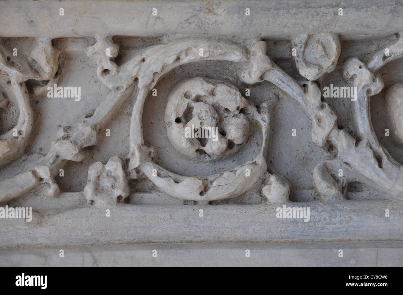 Ornamento di marmo impianto le colonne del Duomo di Siena Foto Stock
