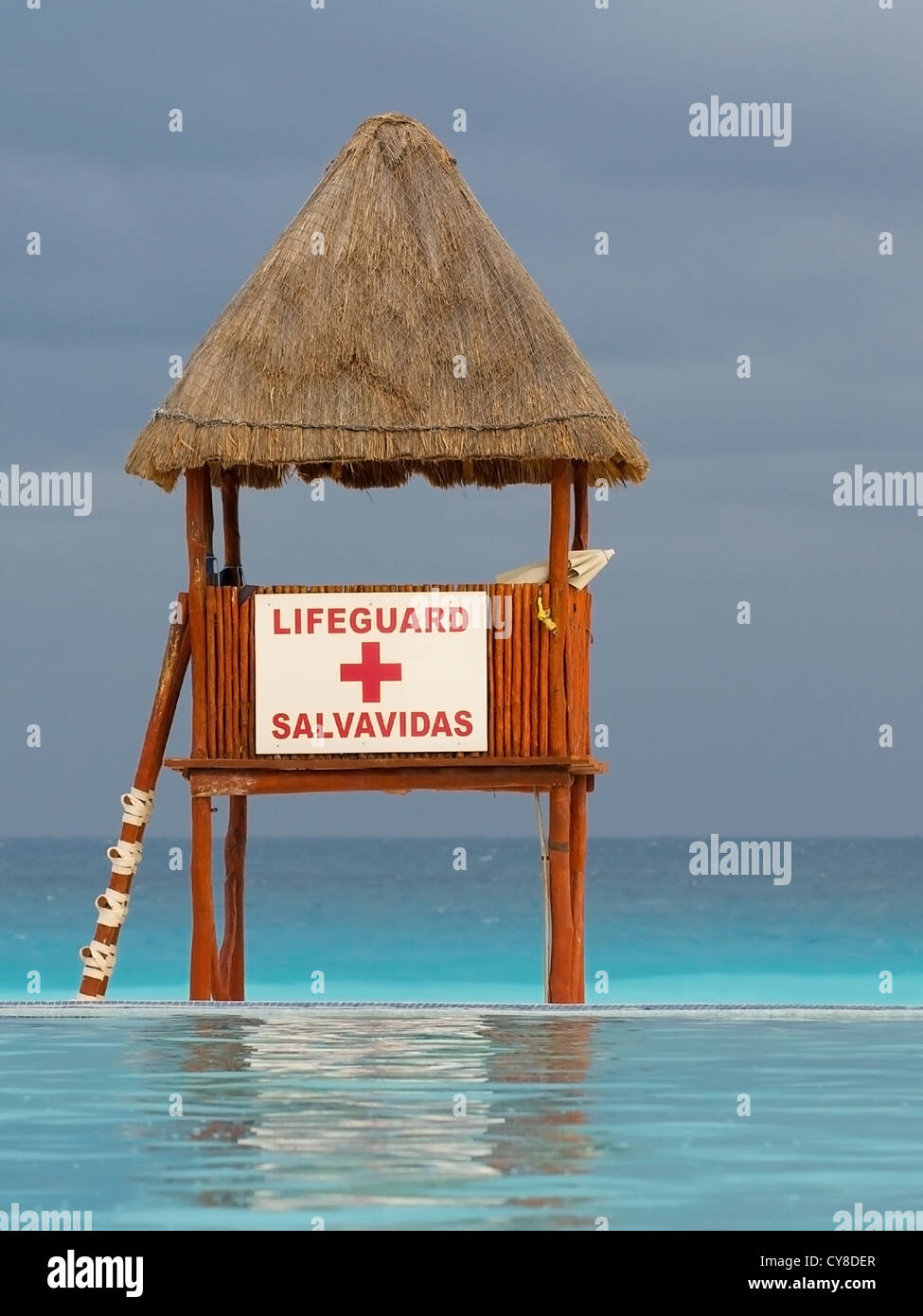Tropical lifeguard hut Circondato da oceano turchese e una piscina infinita Foto Stock