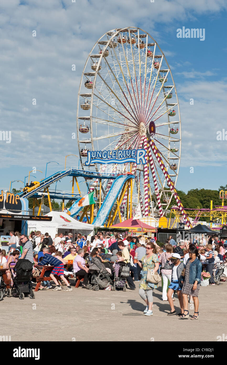 La zona fieristica e divertimenti a Tall Ships evento. Waterford, Irlanda Foto Stock