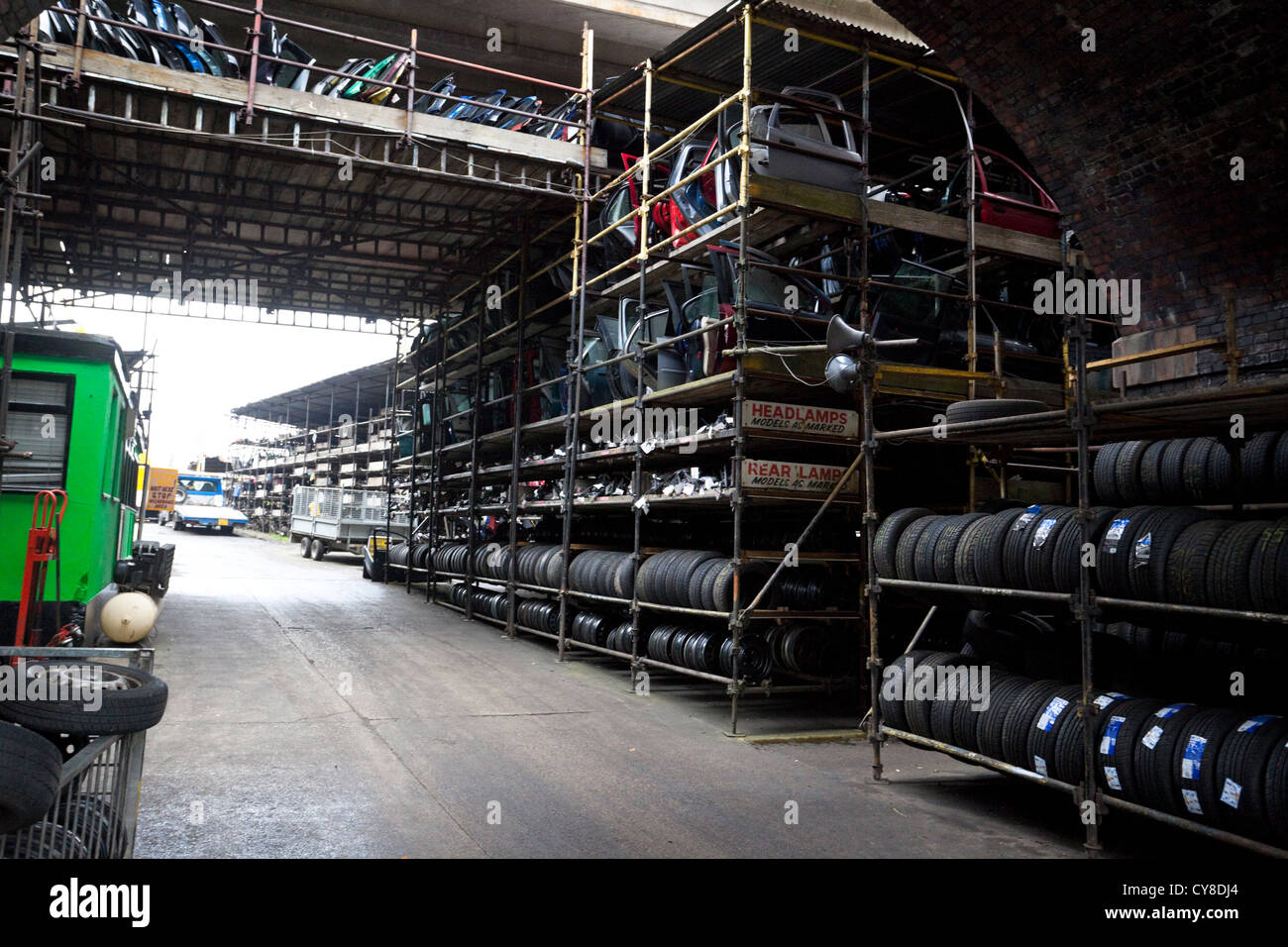 Utilizzabile Scrapyard parti di automobili in vendita a Londra, Inghilterra, Regno Unito. Foto Stock
